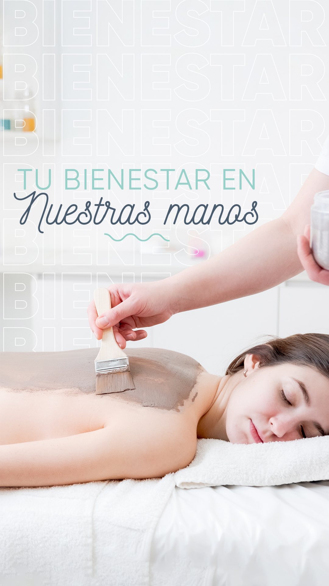 En una cabina de Debra, una profesional aplica con pincel una máscara corporal sobre la espalda de una clienta
